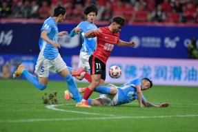 爱游戏官方入口 -包含成都蓉城训练开放日，冲刺阶段远射贴柱引欢呼，中超在即，临场指挥获称赞的词条