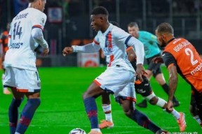 爱游戏娱乐 -广州队迎法甲关键赛，清晨远射贴柱，压力陡增，阵容厚度经受考验(广州队祝铭震是中国人吗)